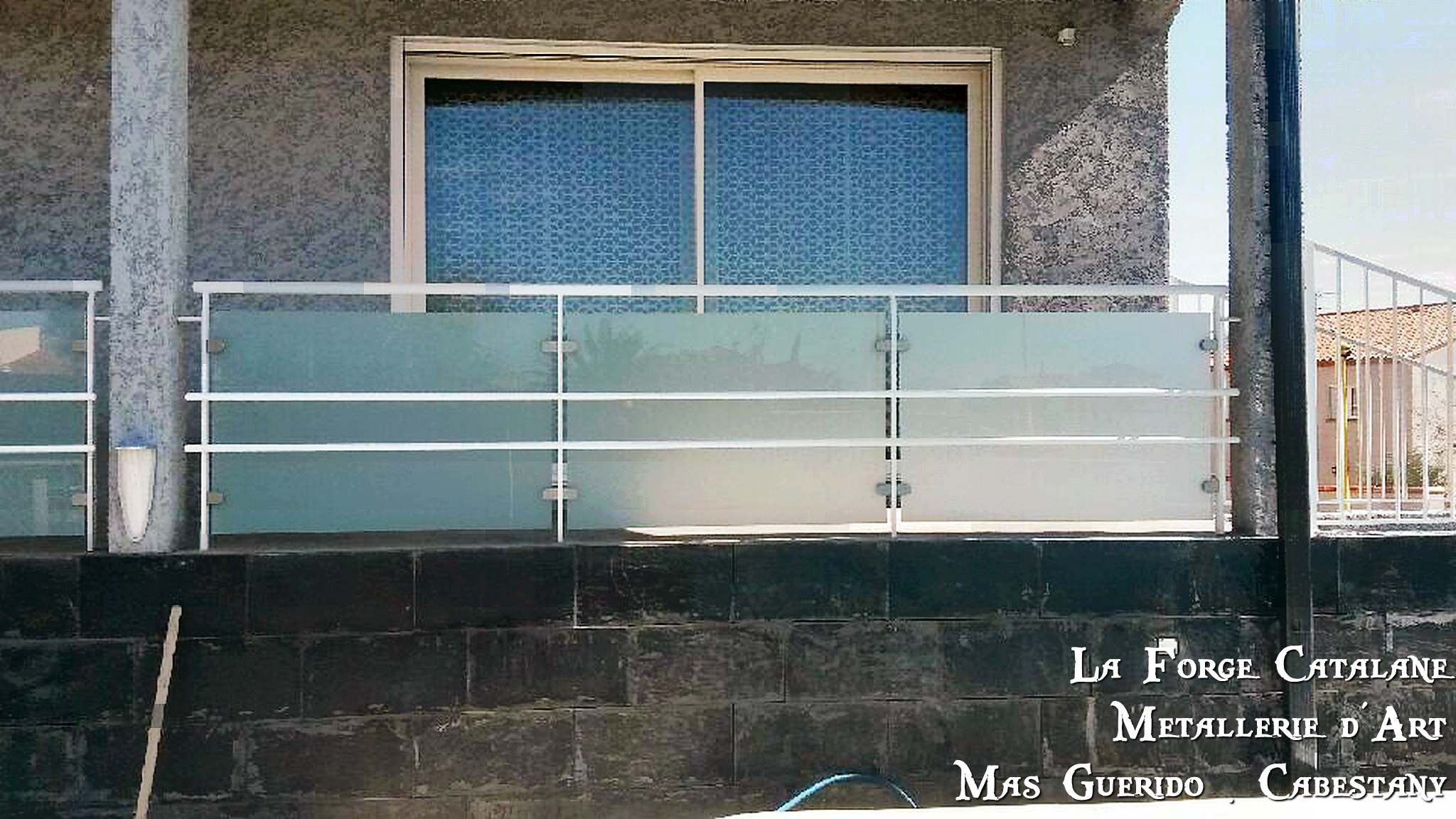 Garde corps ossature vitrage opalescent tube rond forge catalane.jpg